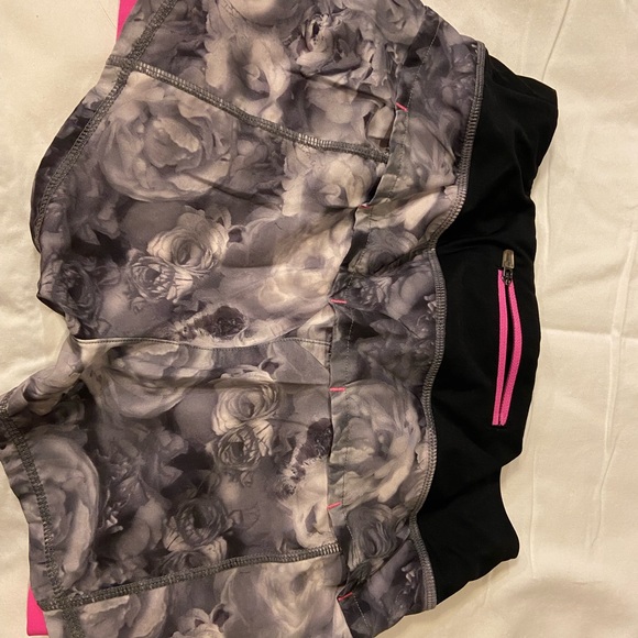 Athletic shorts - Picture 2 of 4